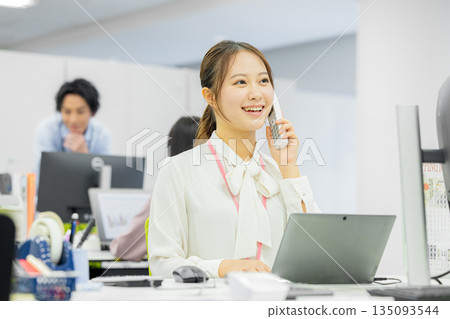 婦女在辦公室打電話 135093544