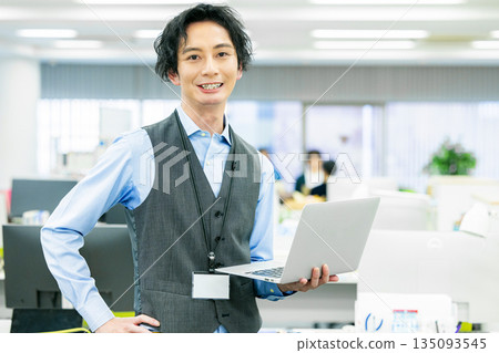 A man with a laptop 135093545