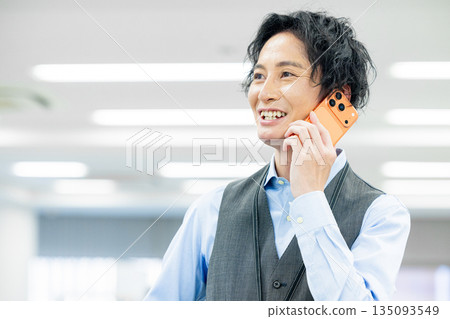 一名男子正在操作最新智慧型手機 135093549