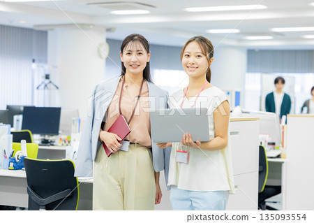 在辦公室工作的婦女 135093554