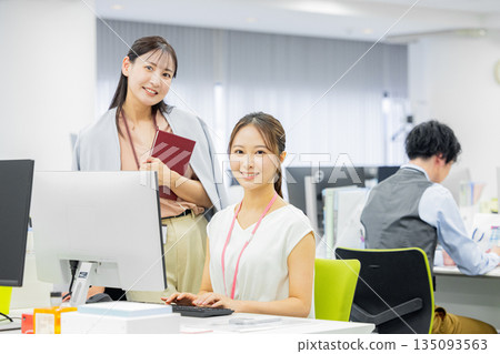 在辦公室工作的人 135093563