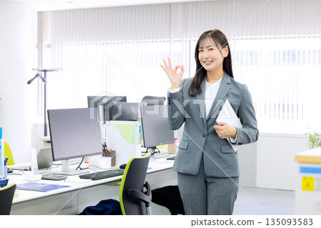 辦公室裡的女士套裝 135093583