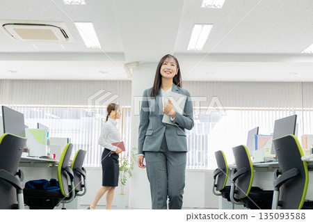 辦公室女性套裝 135093588