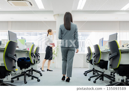 辦公室女性套裝 135093589