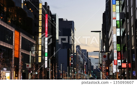 銀座的主要街道是東京都中央區銀座通（中央通） 135093607