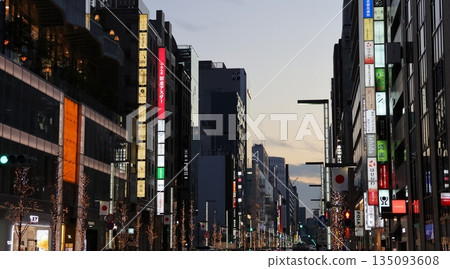 銀座的主要街道是東京都中央區銀座通（中央通） 135093608