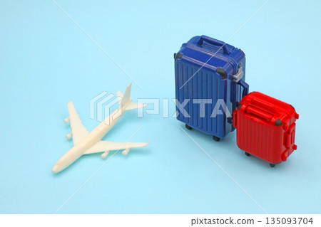 飛機和行李箱-旅行或商務旅行的圖片 飛機和行李箱-旅行或商務旅行的圖片 135093704