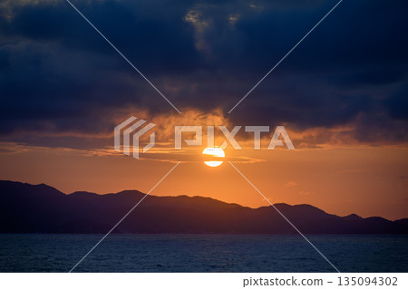 View of the Shimane Peninsula with the sun setting over the sea View of the Shimane Peninsula with the sun setting over the sea 135094302