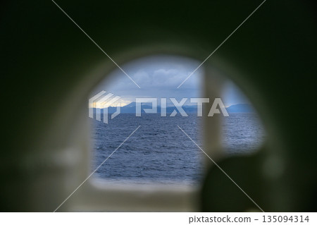 從船上的窗戶望出去，可以看到壯闊的海景。 135094314