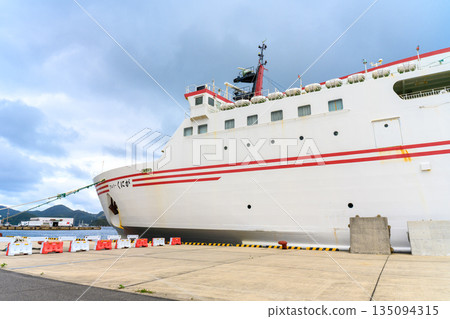 一艘大型船舶停泊在港口 [Ferry Kuniga] 135094315