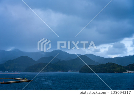 陰天的大海和山 135094317