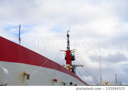 船的紅色側面和天空 135094325
