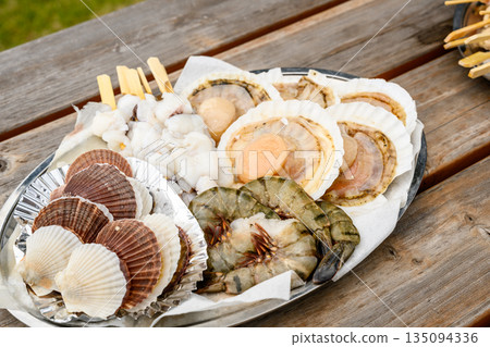 準備燒烤海鮮(照片由 Oki Seaside Resort Miyabi 提供) 準備燒烤海鮮(照片由 Oki Seaside Resort Miyabi 提供) 135094336