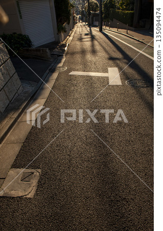 一條道路，電線桿投下長長的影子 135094474