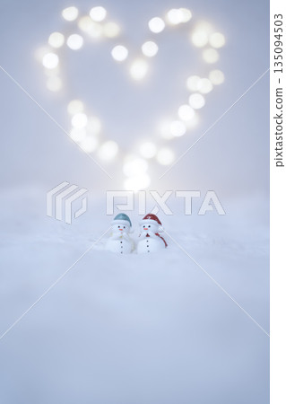 燈光照耀下的雪人裝飾品 135094503