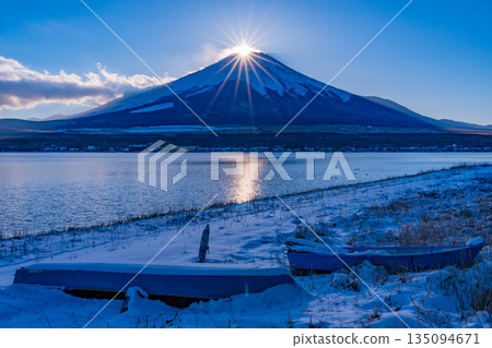 (Yamanashi Prefecture) Diamond Fuji seen from the shore of Lake Yamanaka with snow makeup 135094671