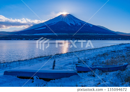 (Yamanashi Prefecture) Diamond Fuji seen from the shore of Lake Yamanaka with snow makeup (Yamanashi Prefecture) Diamond Fuji seen from the shore of Lake Yamanaka with snow makeup 135094672