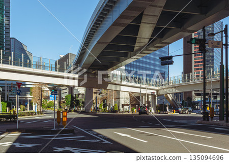 東京汐留十字路口的景色 135094696
