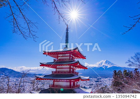 (山梨縣)荒倉山淺間公園、忠塔和富士山的雪景 (山梨縣)荒倉山淺間公園、忠塔和富士山的雪景 135094742