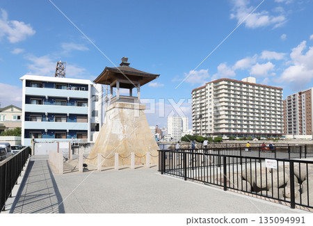 View of the old Akashi Port lighthouse (old Hatozaki lantern hall) 135094991