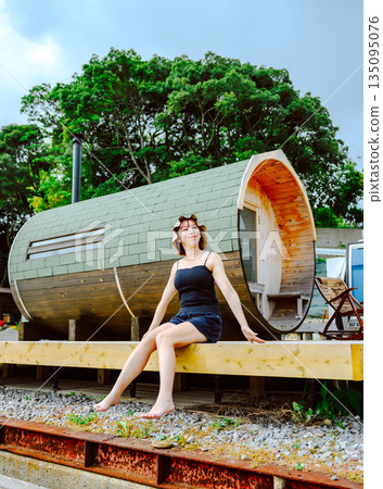 桶形桑拿房和一位女士 [攝影合作：沖繩海濱度假村雅] 135095076