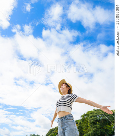 一位女子在藍天下深呼吸(照片由沖繩海濱度假村雅提供) 一位女子在藍天下深呼吸(照片由沖繩海濱度假村雅提供) 135095094