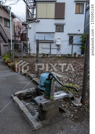 文京區居民區內仍在使用的手動水泵 135095149