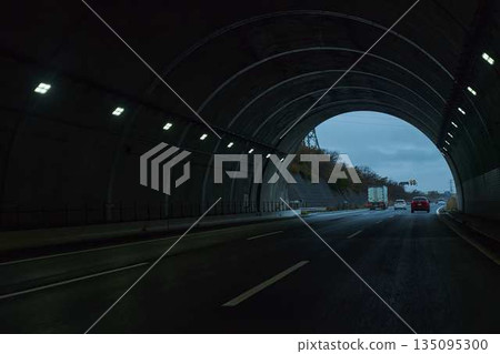 穿過隧道 穿過隧道 135095300
