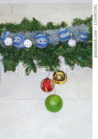Longitudinal garland of Christmas decorations 135095391