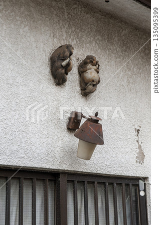 Tanuki statue on the wall of the entrance, Toshima Ward Tanuki statue on the wall of the entrance, Toshima Ward 135095399