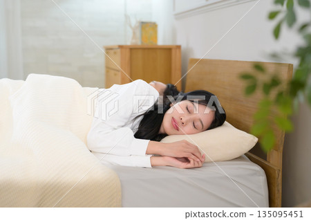 臥室裡，一男一女並排睡在床上。 135095451