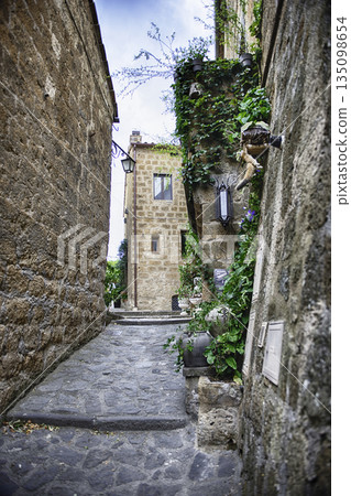 Narrow Stone Alley in Historic Civita di Bagnoregio with Lush Narrow Stone Alley in Historic Civita di Bagnoregio with Lush 135098654
