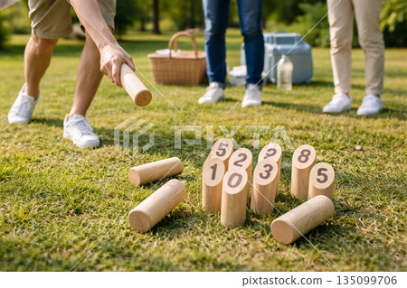 享用莫爾基酒的人們的手和腳 135099706