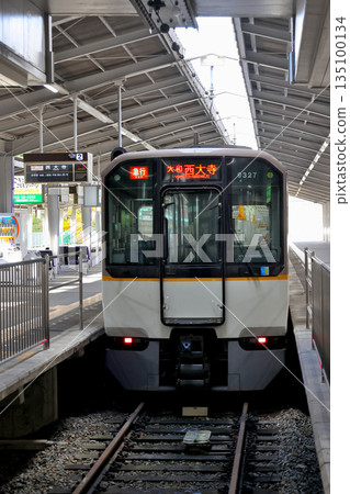9820次特快列車開往大和西大寺方向,停靠近鐵天理站。 9820次特快列車開往大和西大寺方向,停靠近鐵天理站。 135100134