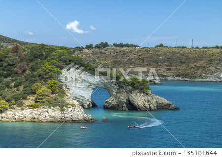 Arco di San Felice natural arch with boats in Vieste, Apulia, Italy Arco di San Felice natural arch with boats in Vieste, Apulia, Italy 135101644
