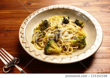 西蘭花義大利麵配熱那亞醬 西蘭花義大利麵配熱那亞醬 135102586