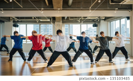 一個偶像團體在舞蹈工作室的鏡子前練習他們的新歌。 135103485