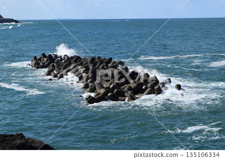 日本海的巨浪和消波塊 日本海的巨浪和消波塊 135106334