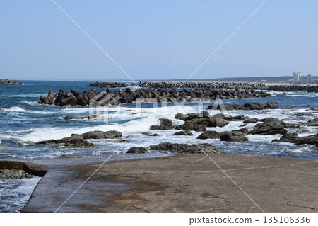 日本海的巨浪和消波塊 135106336