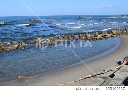 日本海的巨浪和消波塊 135106337