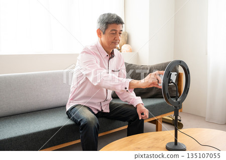 一位老人正在直播視頻 135107055