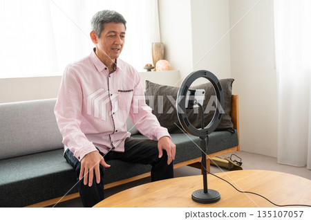 一位老人正在直播視頻 一位老人正在直播視頻 135107057