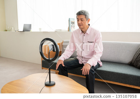 一位老人正在直播視頻 一位老人正在直播視頻 135107058