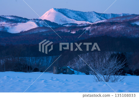 A cold morning in Hokkaido. Mt. Kuromatsunai and the scenery with frost-covered trees. A cold morning in Hokkaido. Mt. Kuromatsunai and the scenery with frost-covered trees. 135108033