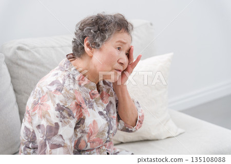 一位八十多歲的老婦人頭痛 一位八十多歲的老婦人頭痛 135108088