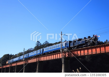 Oigawa Railway C10-8, dressed in special New Year's decorations, crossing the iron bridge. Photo taken on January 3, 2026. Oigawa Railway C10-8, dressed in special New Year's decorations, crossing the iron bridge. Photo taken on January 3, 2026. 135108305