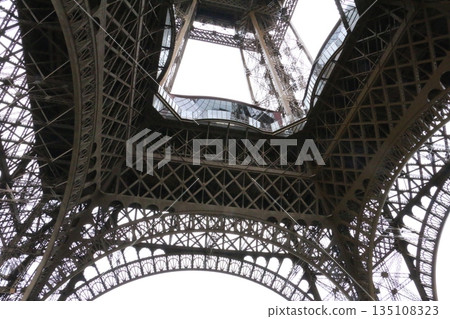 艾菲爾鐵塔，巴黎的象徵 135108323
