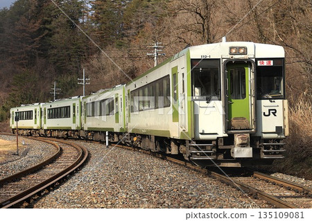 [JR East] Kiha 110 series 0 series + Kiha 110 series 100 series Rapid "Hamayuri" (Kamaishi Line: Miyamori Station) 135109081