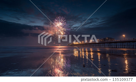 煙花反映在水中 135109377