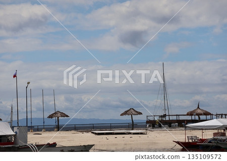 宿霧一家度假飯店的私人海灘，沙灘景色迷人，藍天、雲朵和大海盡收眼底。 135109572